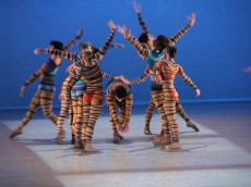 Espetáculo "Magnificat", coreografado por Luis Arrieta. Foto: Sílvia Machado.
