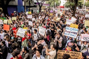 Manifestação ocorrida na Praça Savassi, em Belo Horizonte, no dia 15 de junho. Esse foi o Primeiro Ato contra o aumento da tarifa de transporte coletivo na cidade. Foto: Mídia Ninja.