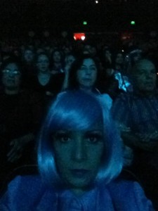 Lady Blue aguarda a próxima "atração" da "noite dos campeões", na plateia do auditório Ibirapuera, em São Paulo.