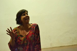 Fernanda Bevilaqua, diretora do estúdio e companhia Uai Q Dança, uma das propositoras do OsC, em conversa durante o encontro. Foto: Clara Bevilaqua.